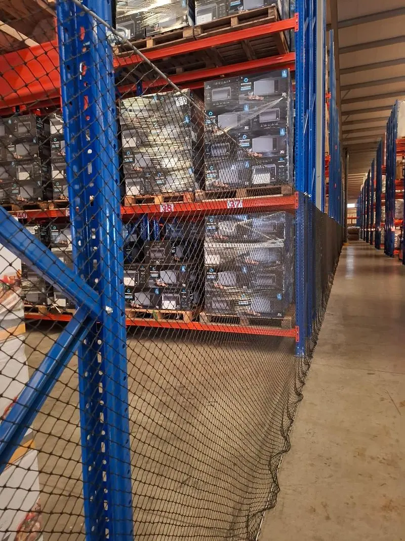 Cierre en racks de varios niveles, con el producto paletizado detrás