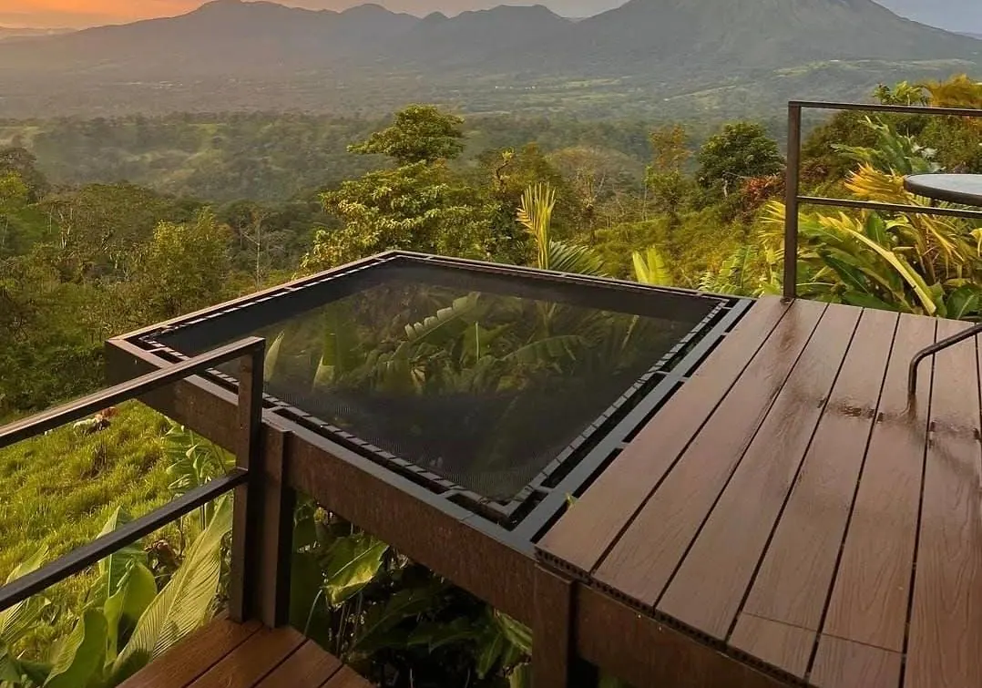 Red de descanso tendida sobre la selva en un proyecto de glamping en Costa Rica