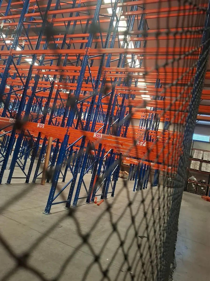 Instalación en altura: la tensión pareja evita que la malla se descuelgue