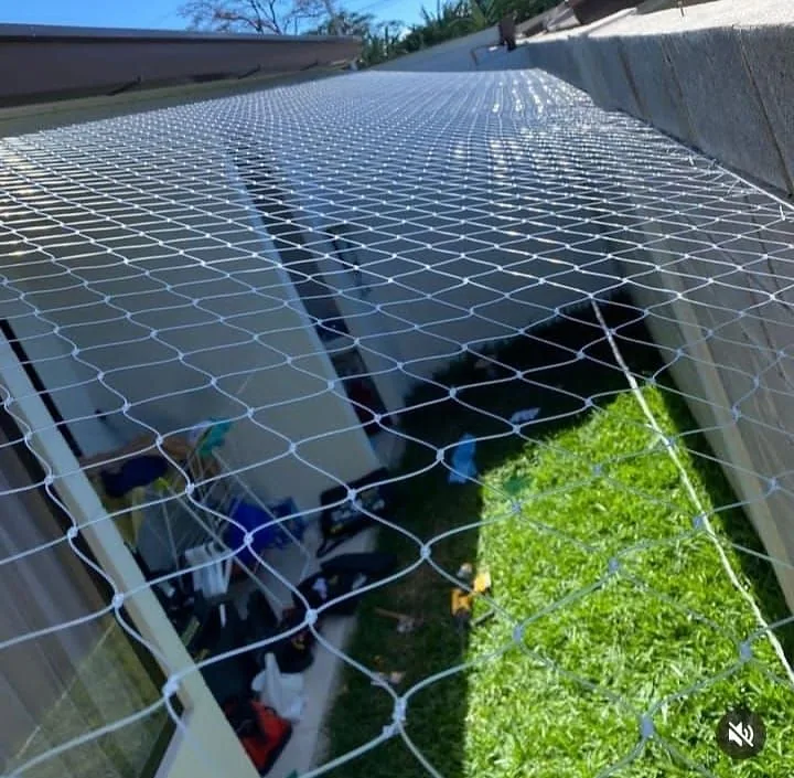 La malla baja hasta el borde de la cancha, sin dejar luz por debajo