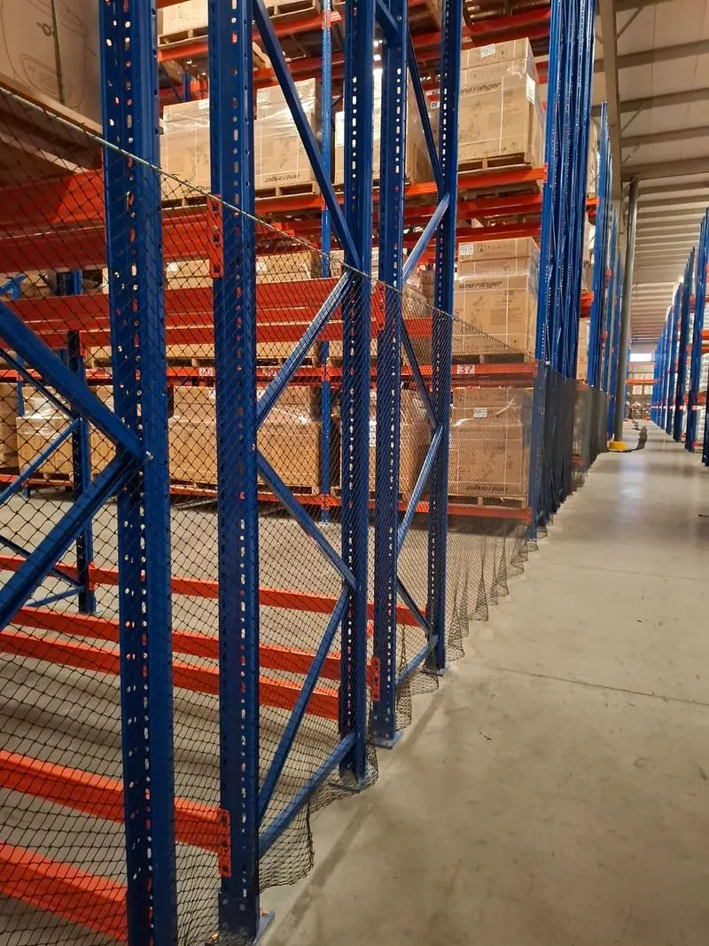 La malla cierra la cara del rack que da al pasillo de circulación