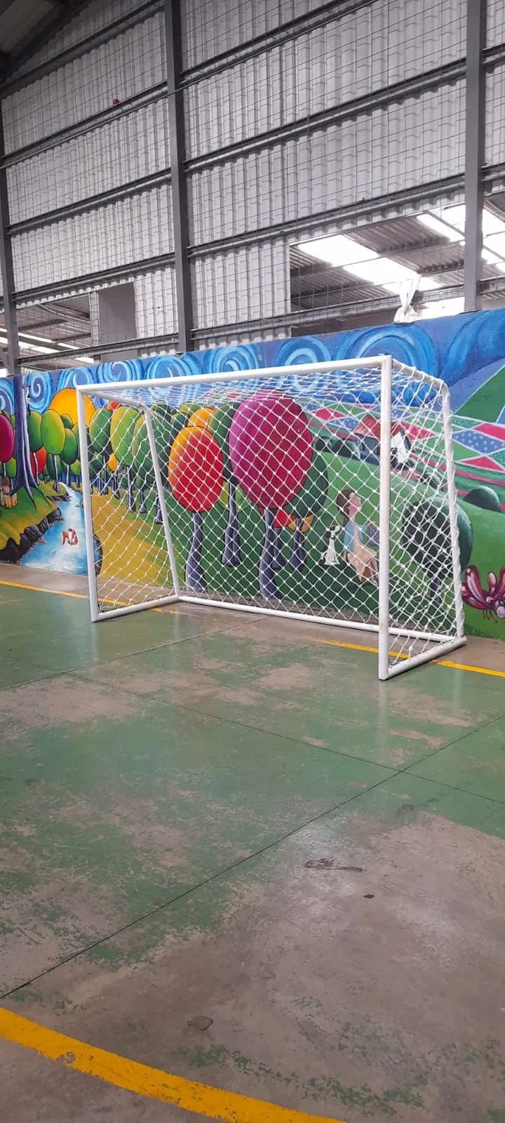 Marco de fútbol 5 con red blanca en cancha techada multiuso