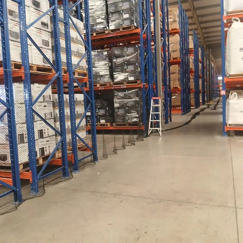 Montaje por tramos, rack por rack, con la bodega operando