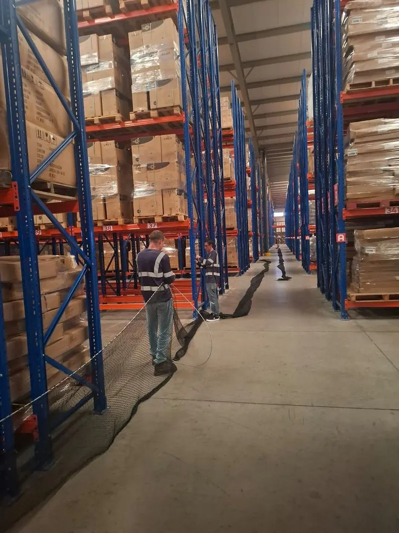 Racks cargados con cajas y la cara del pasillo cerrada de arriba abajo