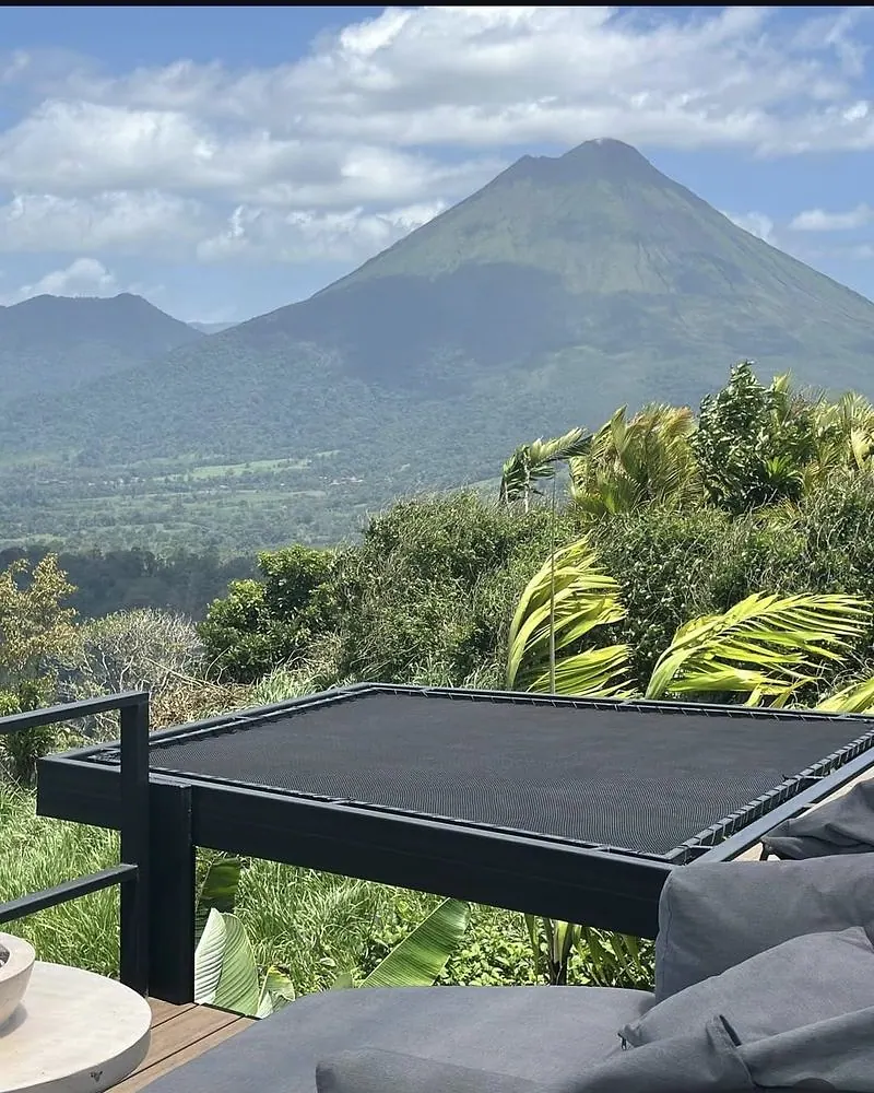 Red de descanso en un mirador, con vista al volcán