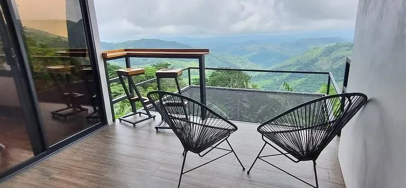 Red instalada en el piso de un balcón, junto a la sala con vista a la montaña
