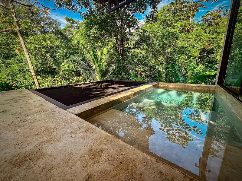 Red tendida al borde de la piscina, sobre el desnivel del terreno