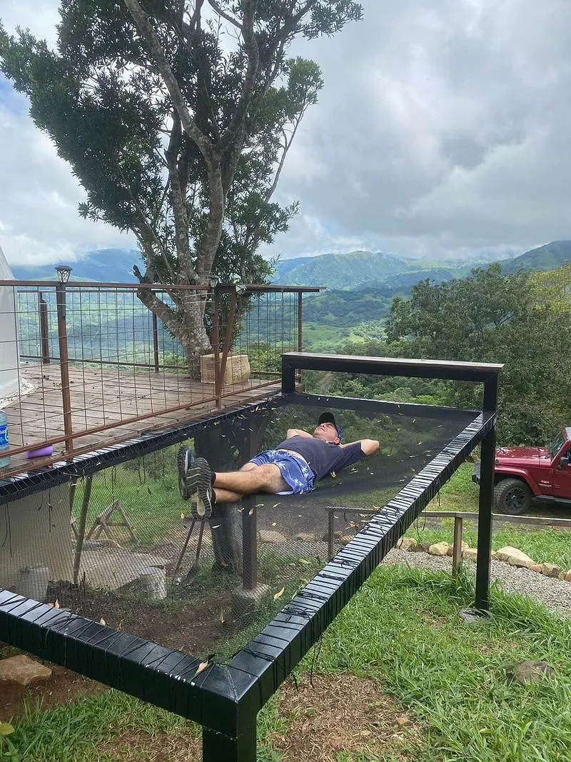 Red en voladizo sobre la ladera, con vista abierta al valle